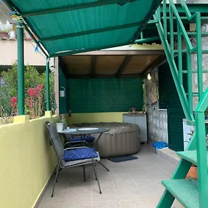Shiny Apartment Split